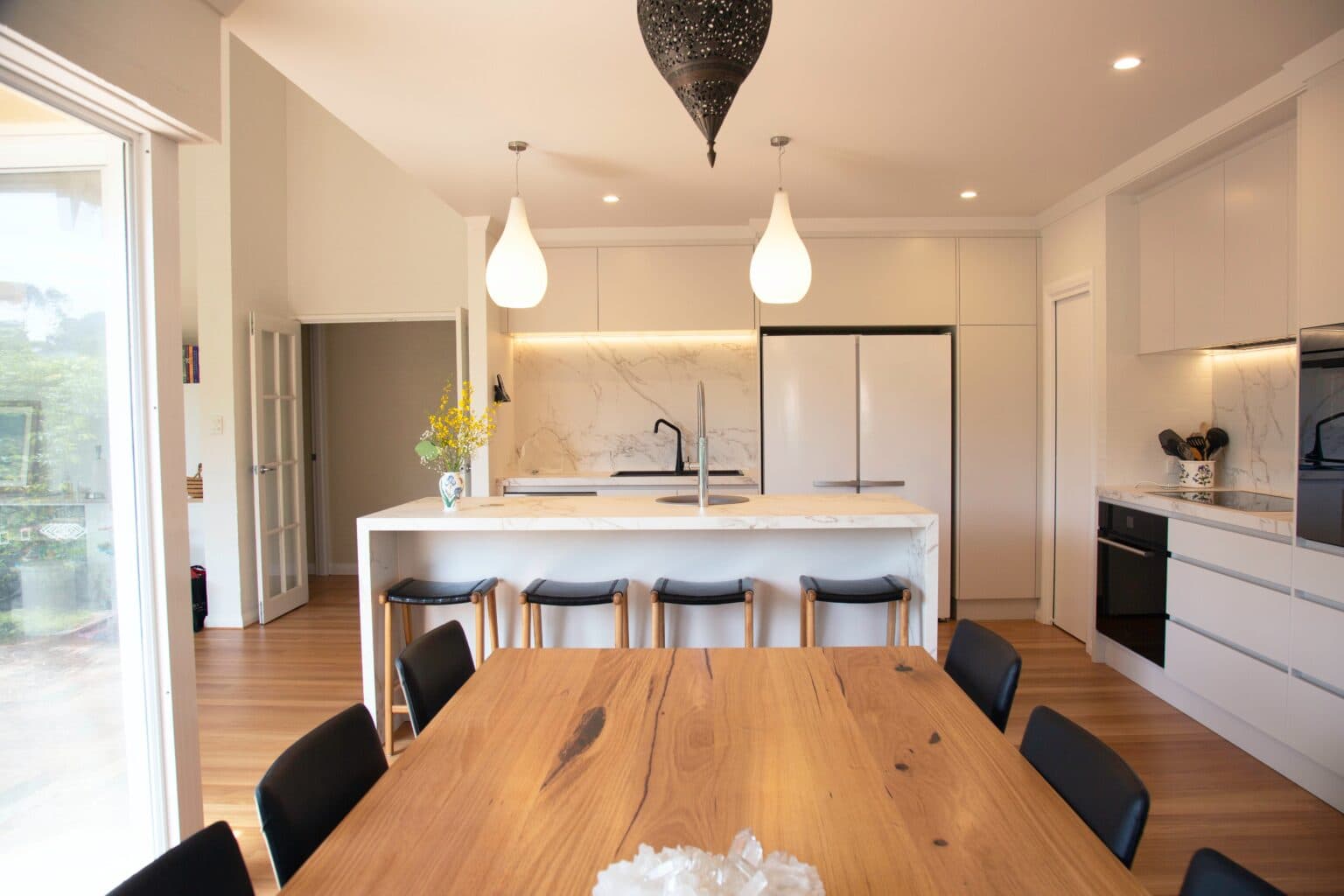 Modern kitchen remodel with custom cabinetry and quartz countertops by Giant Builders Seattle